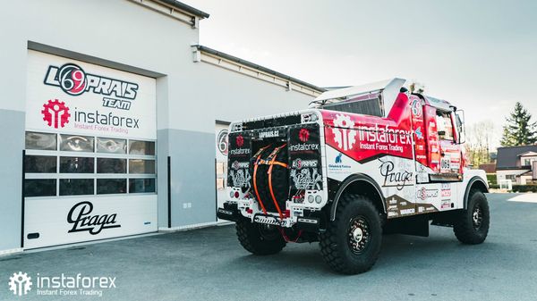 Лопрайс испытывает грузовик Praga V4S DKR для ралли Дакар 2020